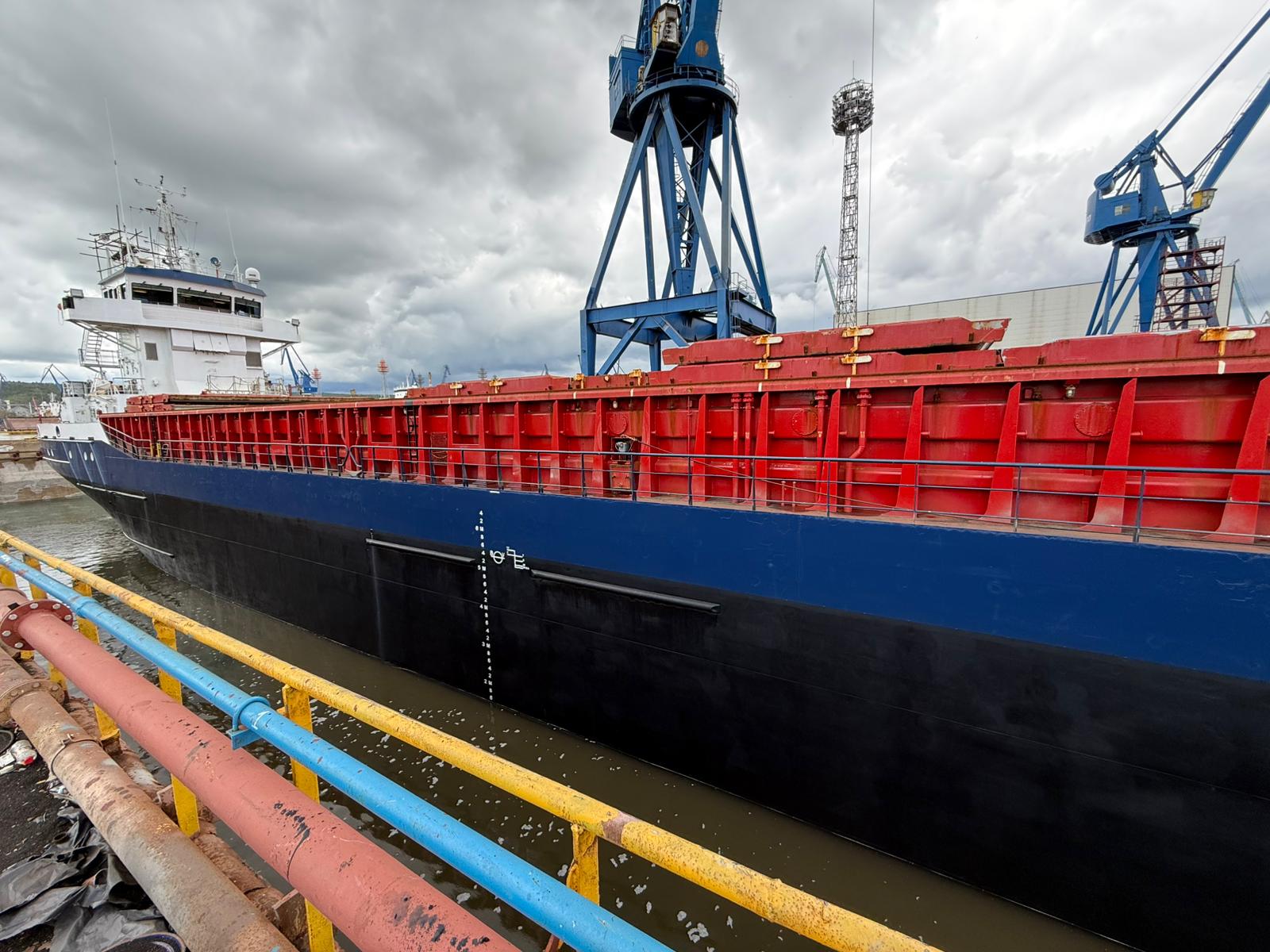 Statek general cargo przy nabrzeżu